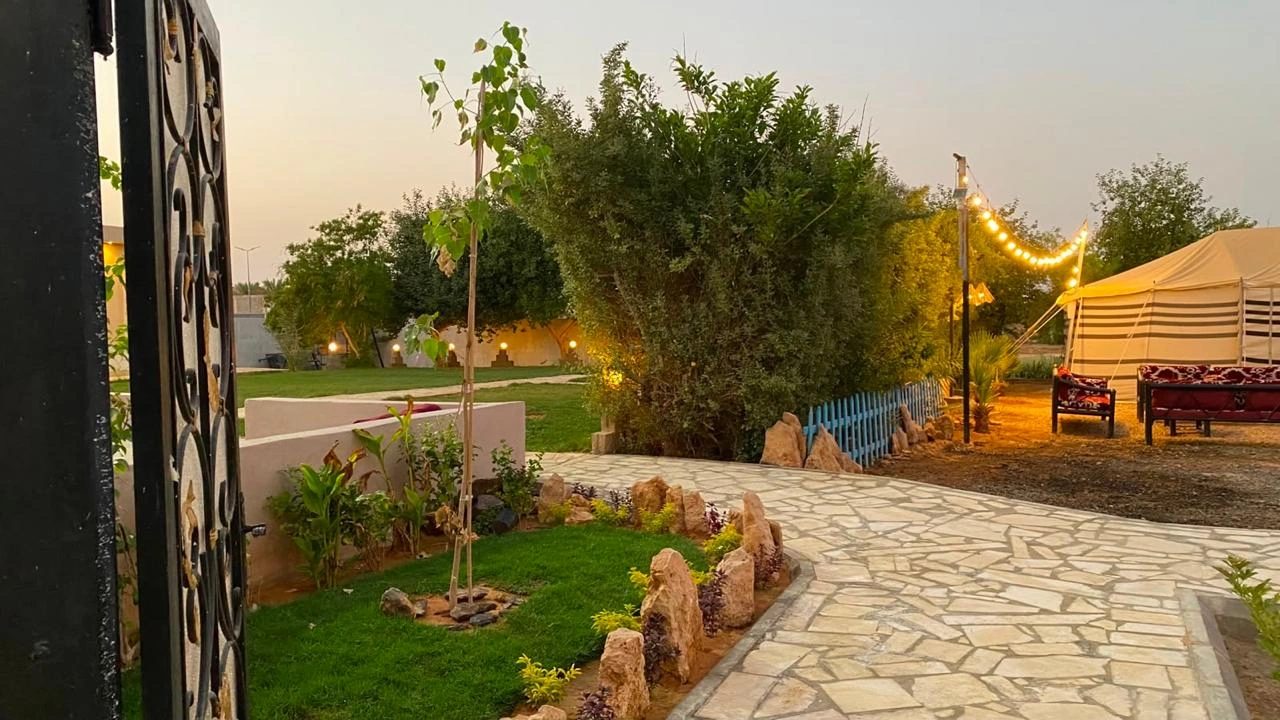 مدخل الواحة وبيت الشعر